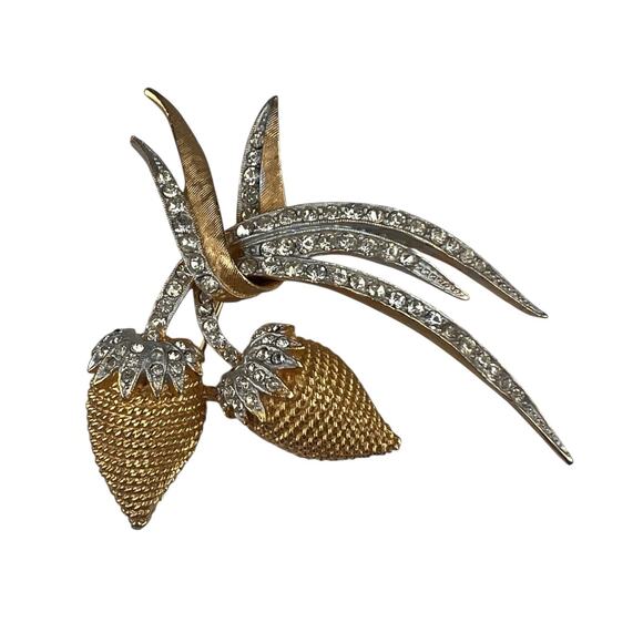 Coro Vintage Strawberry Bunch Brooch Gold Tone & Rhinestones - Picture 1 of 7